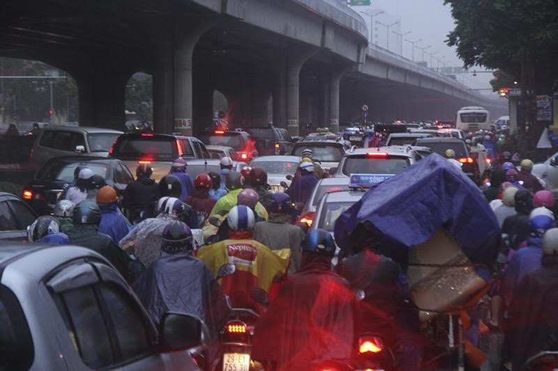 Kinh hoang canh tac duong khap noi o Ha Noi chieu toi nay-Hinh-6